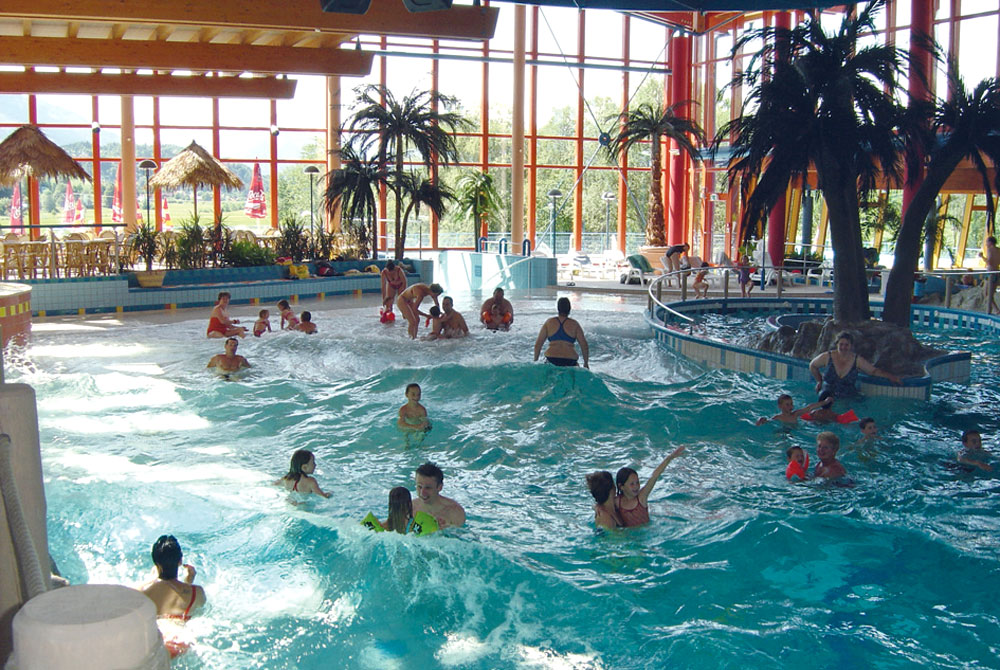 Schlechtes Wetter? Dann besuchen Sie doch ein Hallenbad ganz in der Nähe.