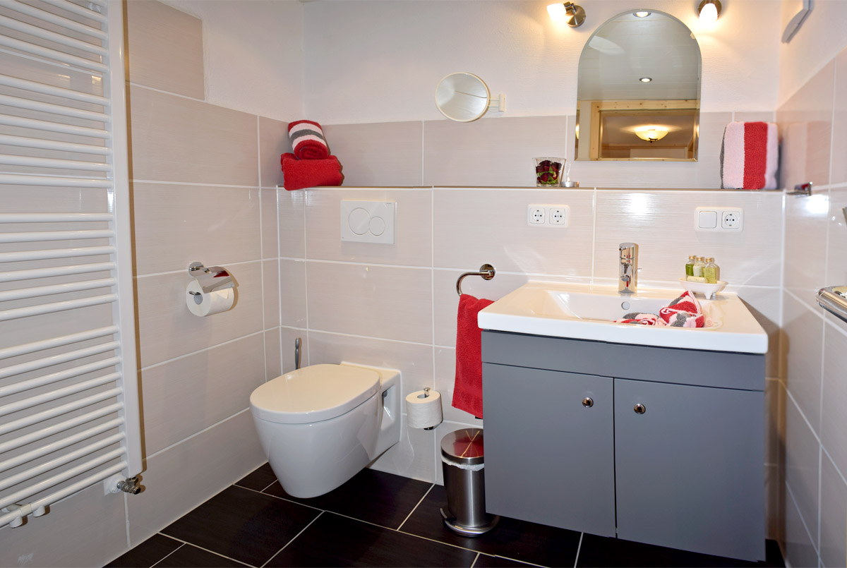 Helles, freundliches Badezimmer