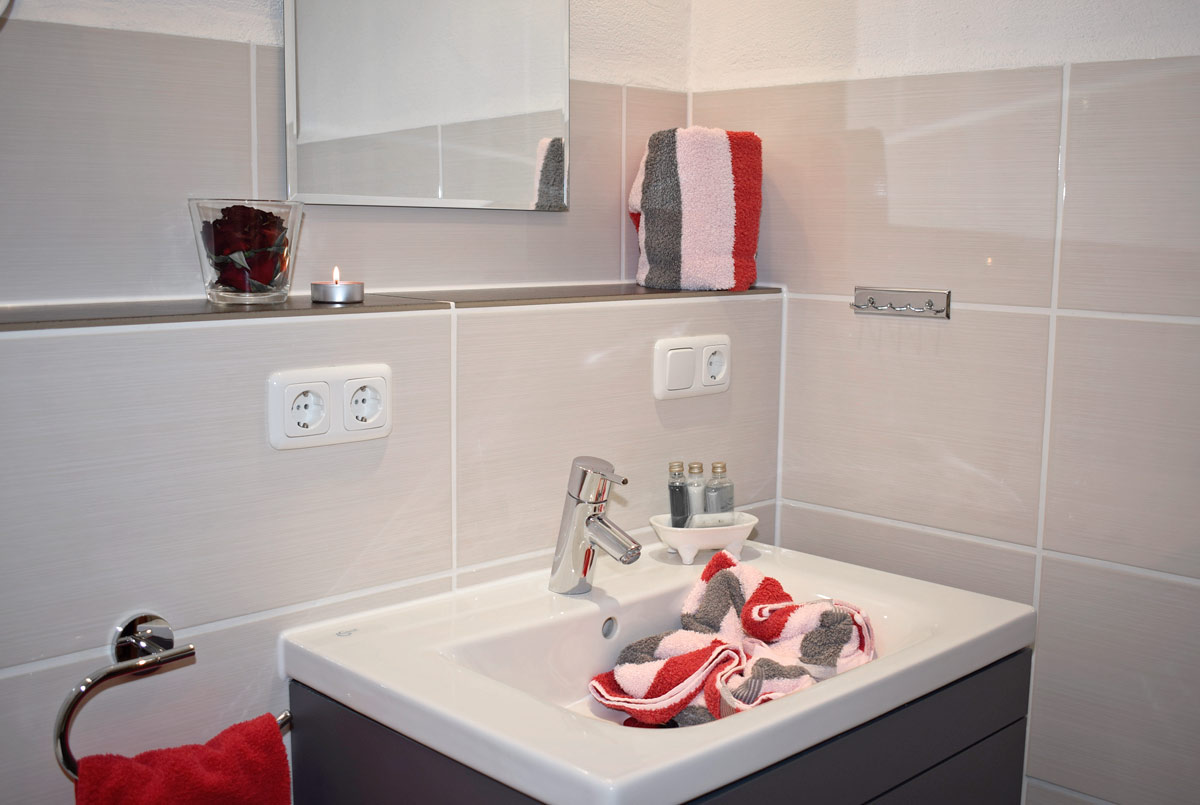 Modernes und helles Badezimmer